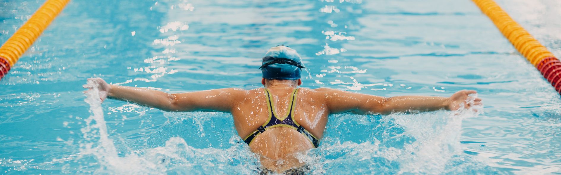 Descubre a diseñar un entrenamiento de natación eficaz según el nivel. Desde principiantes hasta expertos, aprende a optimizar técnica, resistencia y velocidad.