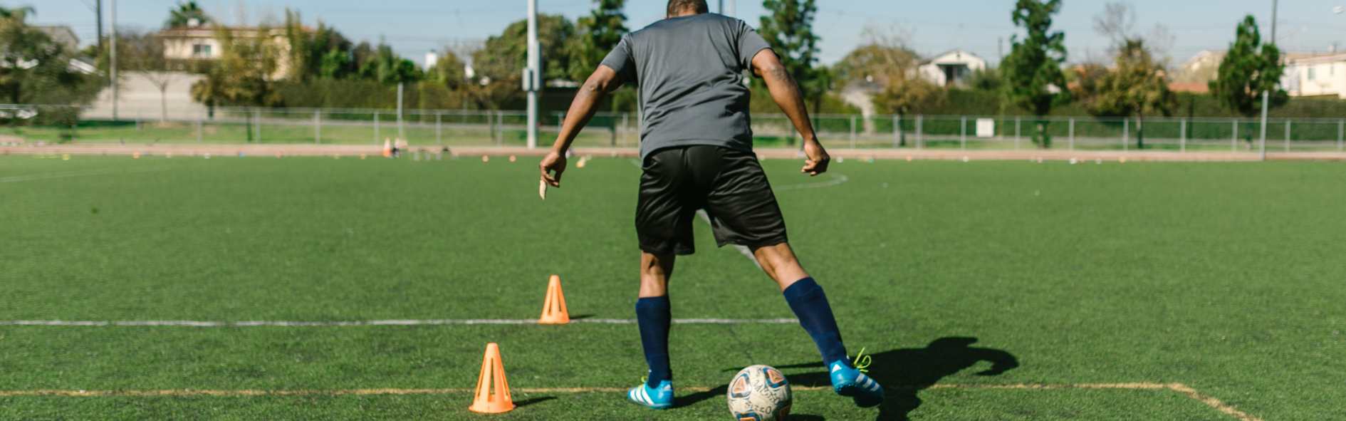 Conoce los beneficios del entrenamiento de fútbol, así como los diferentes tipos de ejercicios